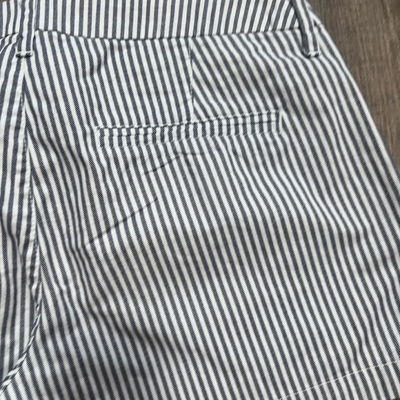 Old Navy Gray and White Bermuda low waist Shorts 10 - Picture 5 of 6